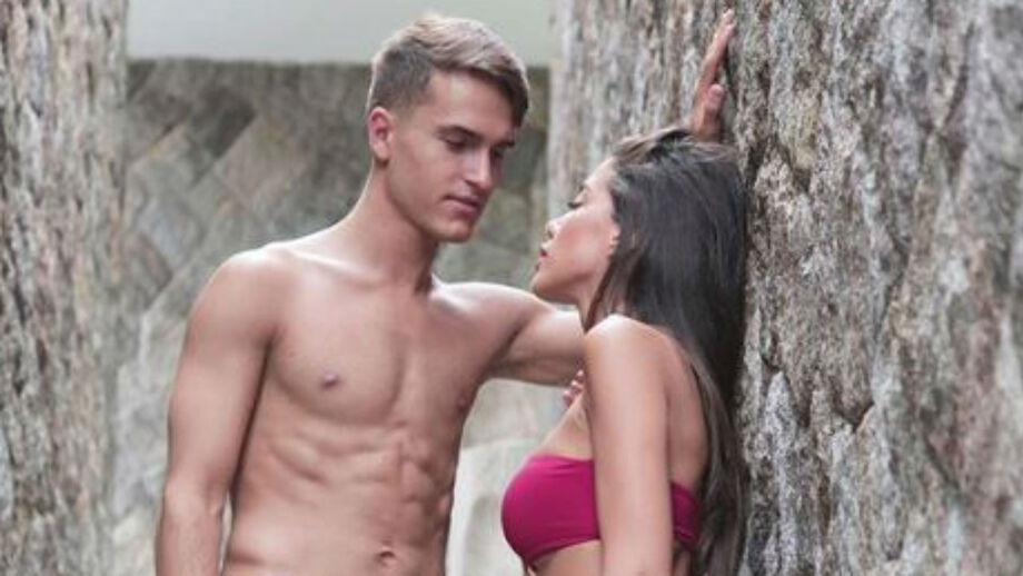 Denis Suárez e Nadia namoram nas Seychelles