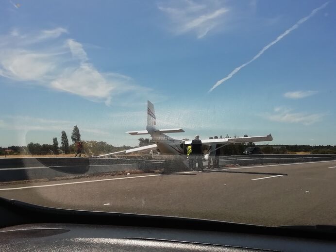Avioneta tenta aterrar em autoestrada no Pinhal Novo e colide com dois carros