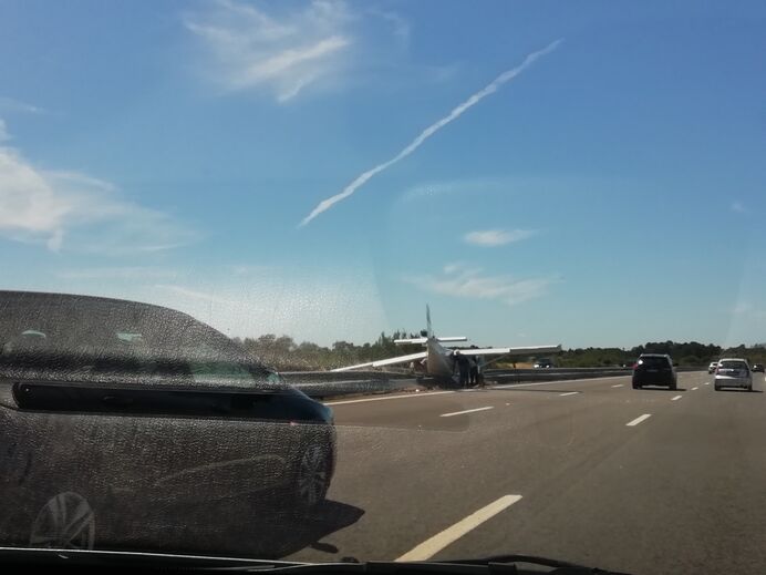 Avioneta tenta aterrar em autoestrada no Pinhal Novo e colide com dois carros