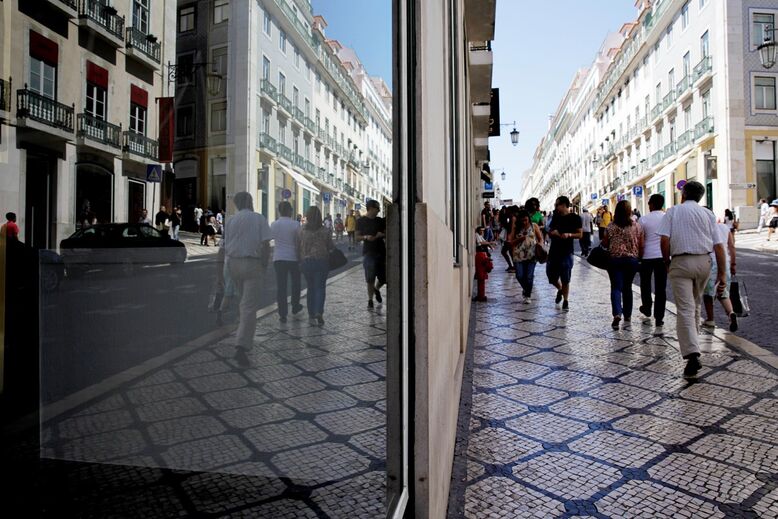 Pessoas consumo consumidor Chiado