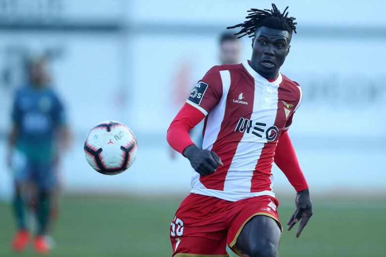 Mama Baldé. O guineense, de 23 anos, pode valorizar-se na CAN. A SAD já tem em mãos uma proposta de 5 milhões de uma liga árabe. Na Europa, o valor de mercado será menor, em torno dos 3 milhões.