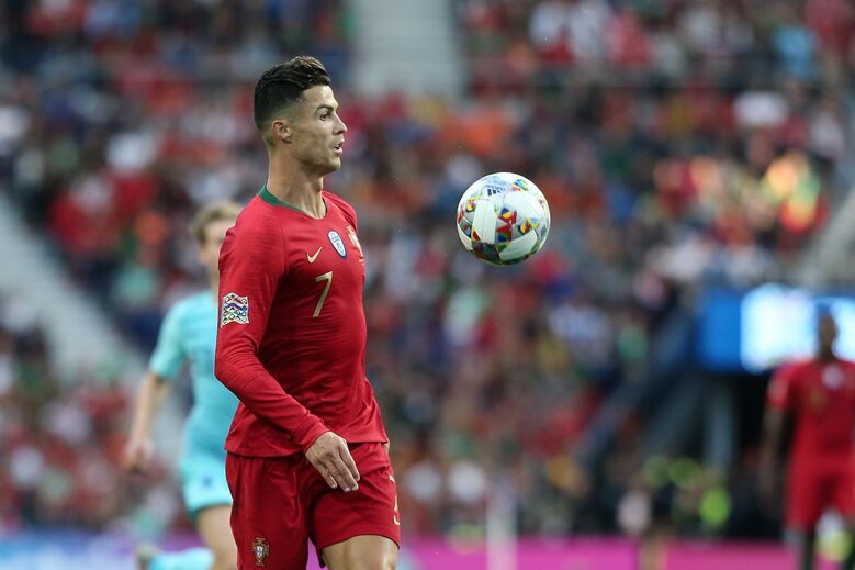Cristiano Ronaldo - 22 anos e 356 dias