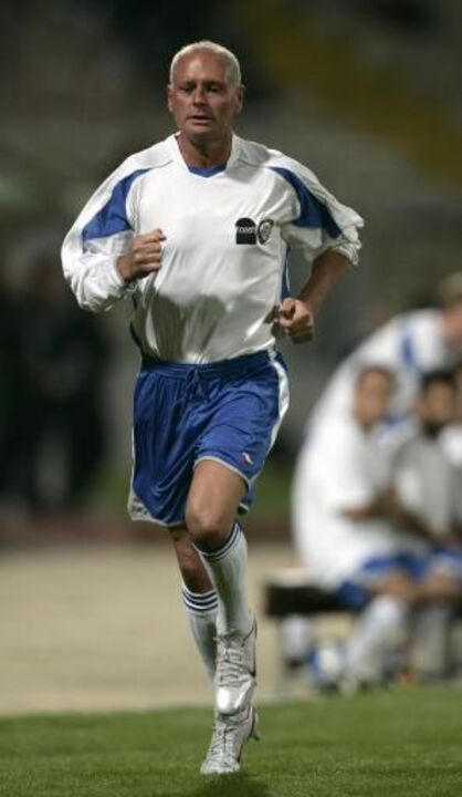 Paul Gascoigne - Depois de pôr um ponto final na carreira, ficou conhecido por beber quatro garrafas de whisky por dia e consumir cocaína. Gastou o dinheiro em vícios e em clínicas de desintoxicação 