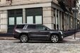 O luxuoso Escalade, parece ser um modelo de 2017, pelo que tudo indica que esteja equipado com um poderoso motor V8 de 6.2 litros que produz 426 cv de potência. Existem exemplares idênticos à venda no mercado de usados em Portugal por preços superiores a 150 mil euros. Porém, nos Estados Unidos, é possível comprar um por valores abaixo dos 80 mil dólares.