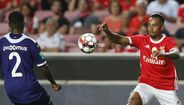 Caio Lucas (3) Jogou encostado à equerda e, além da qualidade técnica, revelou velocidade. Deixou várias vezes o marcador direto para trás e só pecou mesmo na finalização. A Luz gostou...