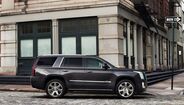 O luxuoso Escalade, parece ser um modelo de 2017, pelo que tudo indica que esteja equipado com um poderoso motor V8 de 6.2 litros que produz 426 cv de potência. Existem exemplares idênticos à venda no mercado de usados em Portugal por preços superiores a 150 mil euros. Porém, nos Estados Unidos, é possível comprar um por valores abaixo dos 80 mil dólares.
