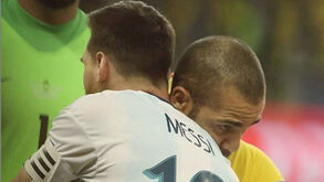 Dani Alves deixa mensagem emotiva para Messi