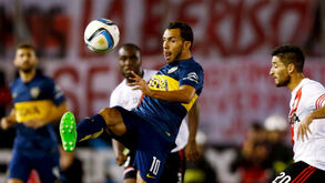 Tévez sai em defesa de Messi mas promete falar quando se... reformar