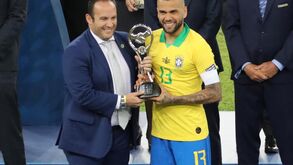 Dani Alves eleito melhor jogador da Copa América elogia resposta positiva do Brasil