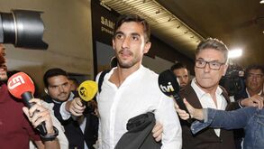 Mercado: Perin já está em Lisboa, Sporting vende Iuri e FC Porto recebe central do Man. City