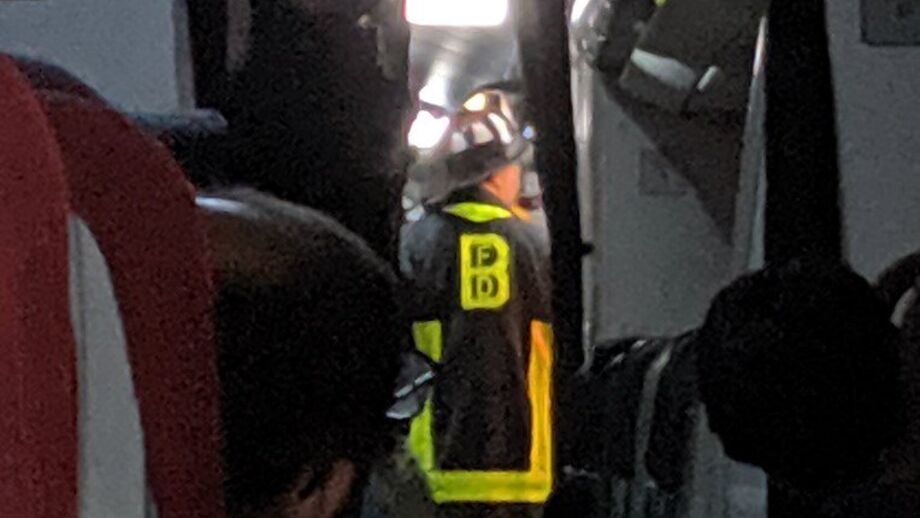 Carregador de telemóvel provoca incêndio e obriga avião a aterrar de emergência em Boston