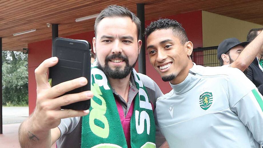 Adeptos do Sporting não arredam pé e ‘instalam-se’ no centro de treinos