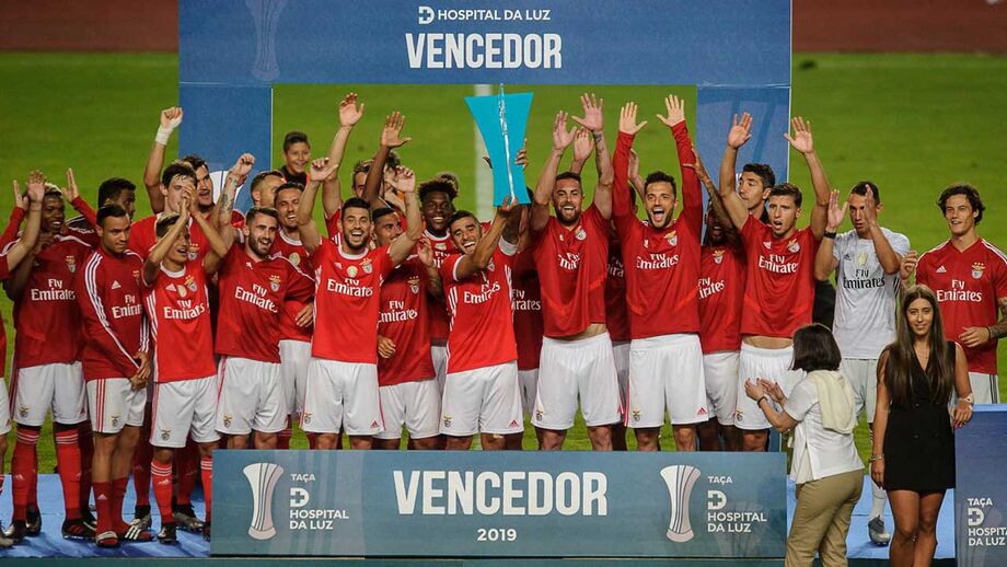 Benfica goleia a Académica por 8-0