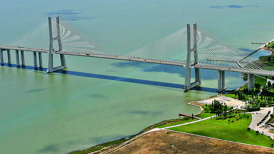 Vinte carros danificados após falha em junta de dilatação na Ponte Vasco da Gama