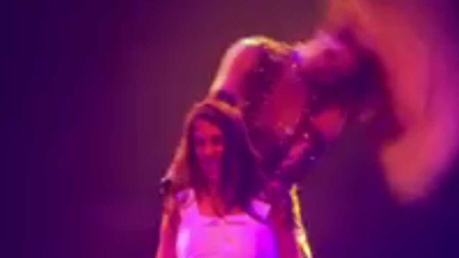 Jennifer Lopez 'parte tudo' numa lap dance a jogadora dos EUA
