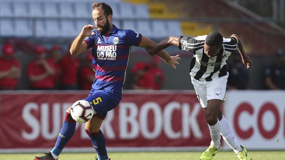 Filipe Melo garantido para o meio-campo