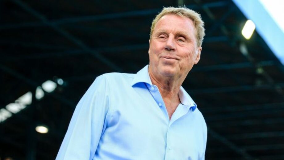 Treinador Harry Redknapp sobe ao palco no SandFest