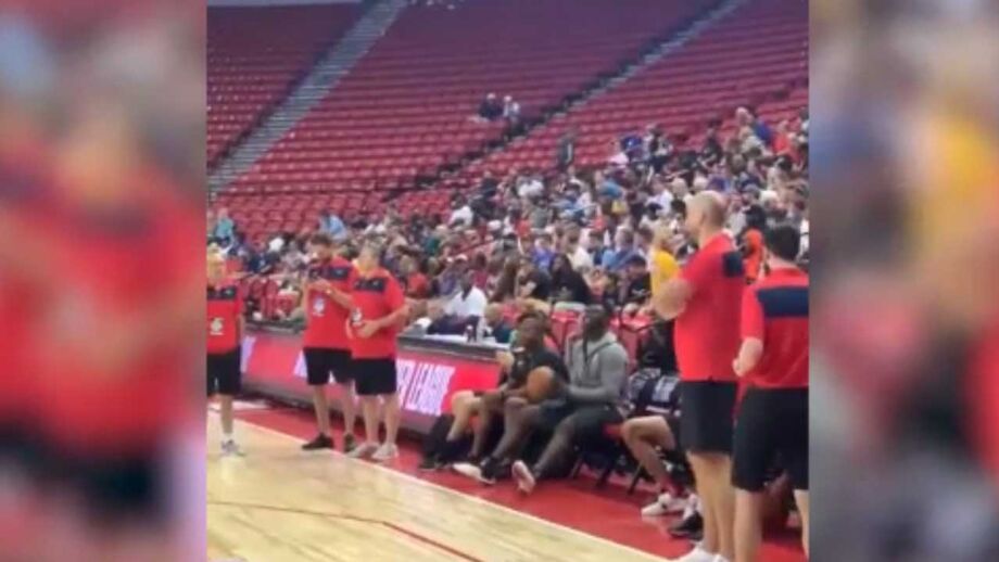 Zion Williamson impressiona tudo e todos ao encestar diretamente... do banco