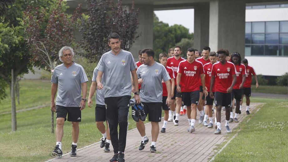 Mercado a ferver: Benfica resolve mais um empréstimo em dia que Maxi Pereira pode assinar com novo clube em Portugal