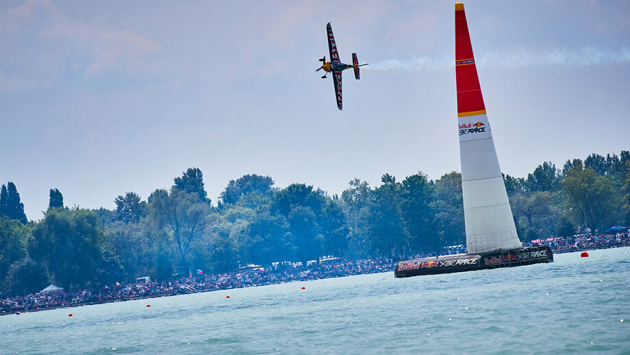 Red Bull Air Race: Matt Hall vence na Hungria e relança luta pelo título
