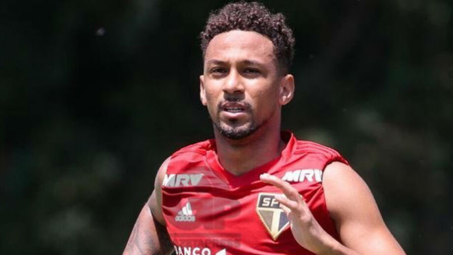 Avançado do Botafogo sofre uma síncope no treino e é reanimado no balneário