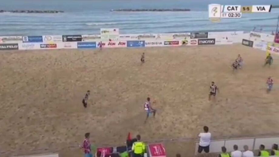 A 'chilena' no futebol de praia que já é viral: Gabriele Gori fez verdadeira magia