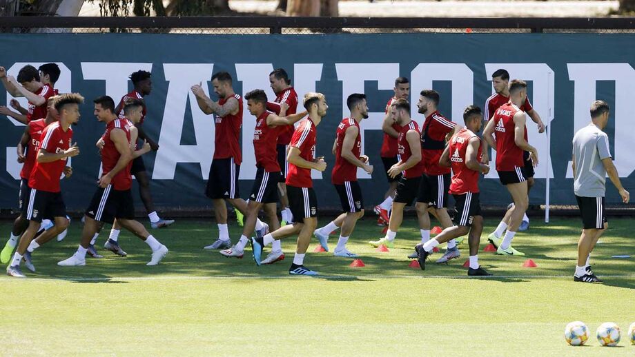 Benfica goleia equipa amadora em jogo-treino com Jota em evidência