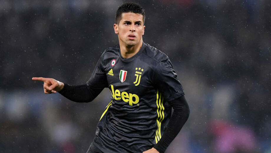 Mercado a ferver: Cancelo no trio que a Juve oferece ao United por Pogba e Carlos Vinícius a caminho da Luz