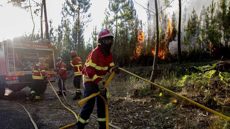 Fumo dos fogos em Portugal e anticiclone criam