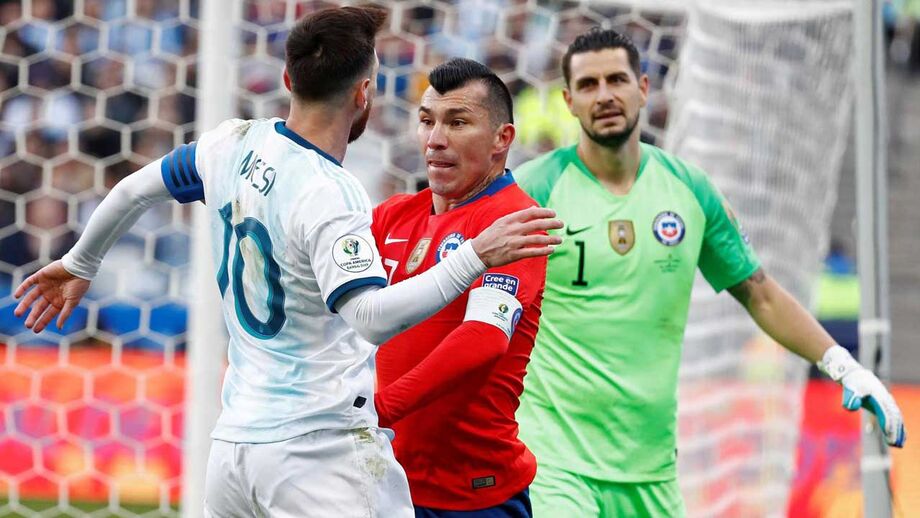 Chileno que viu vermelho no jogo com a Argentina fica com o mesmo castigo que Messi