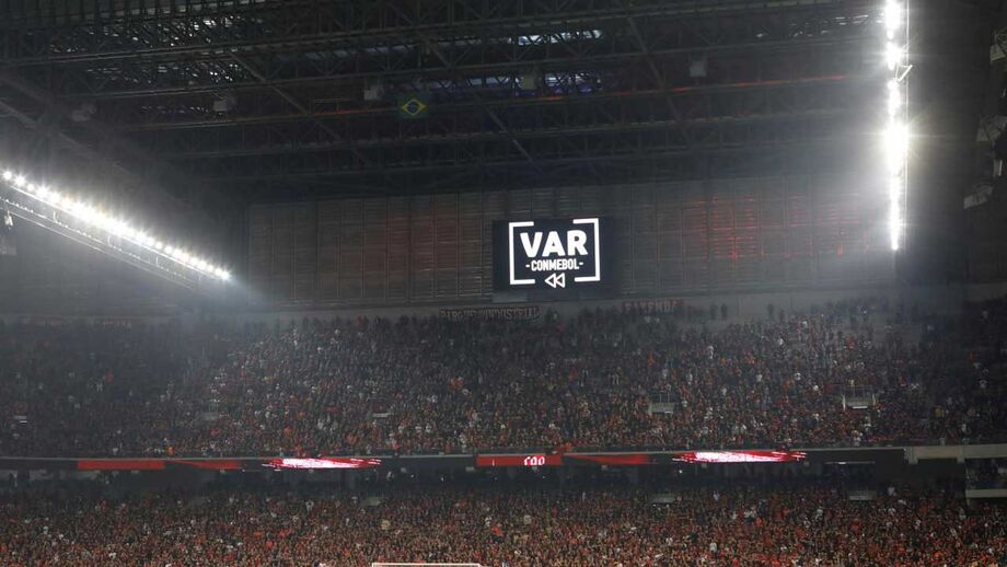 Árbitros vão explicar decisões na Holanda