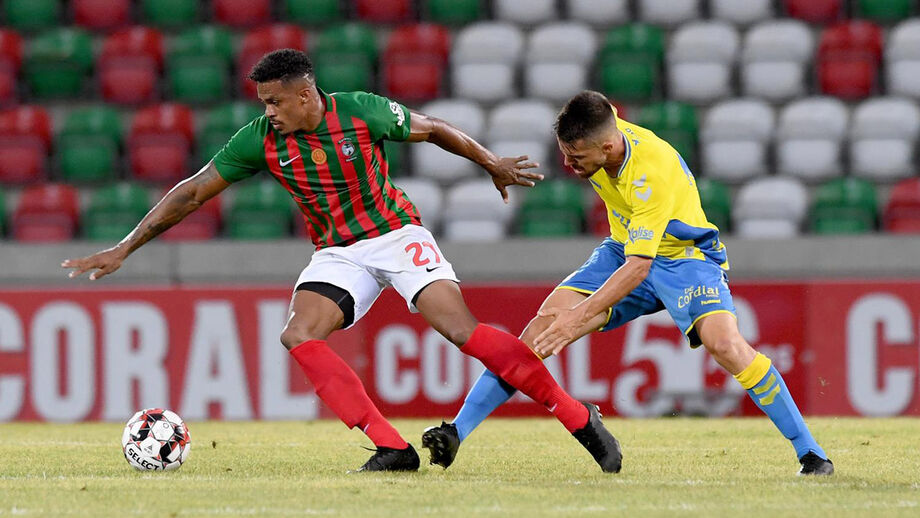 Insulares vencem Las Palmas na apresentação aos sócios