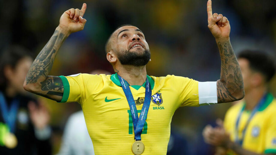 Cádiz oferece trabalho a Dani Alves com regalias: Carnaval, cores garridas e paraíso