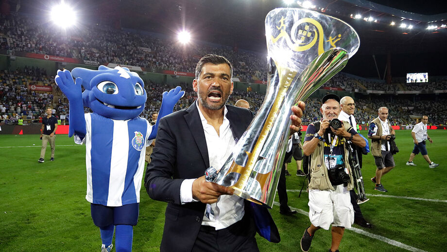 Troféu pintado de azul e branco