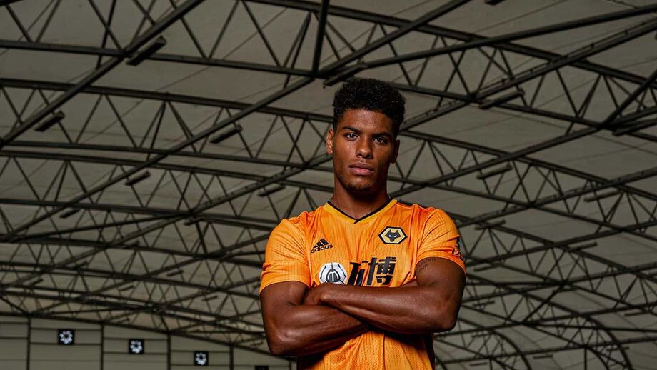 Wolverhampton contrata defesa do Aves