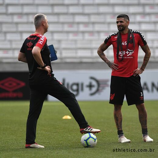 Lucho González com Tiago Nunes, treinador do Athletico Paranaense