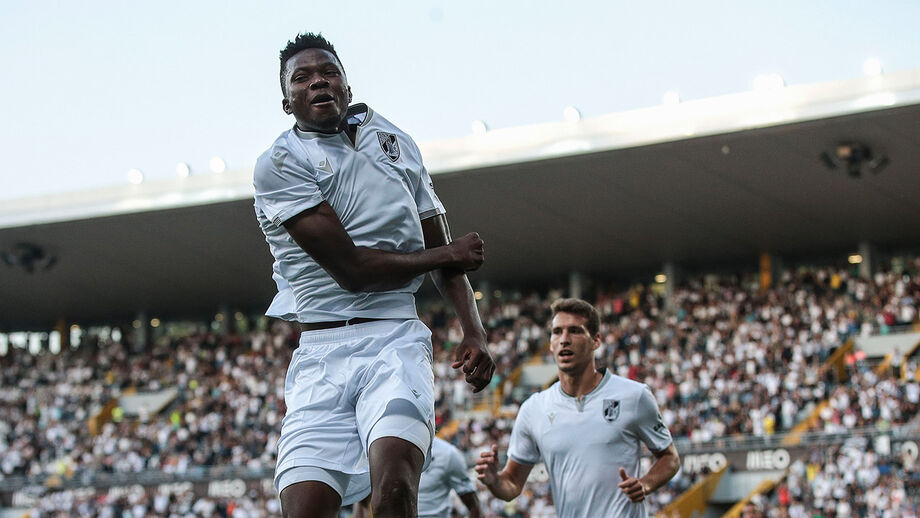 V. Guimarães goleia Jeunesse D'Esch e segue em frente