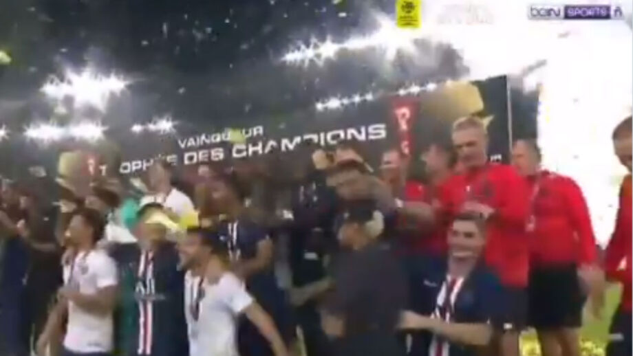 Verratti 'obriga' Neymar a festejar a conquista da Supertaça