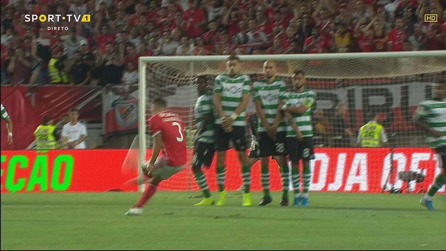 Livre direto perfeito de Grimaldo valeu o terceiro ao Benfica