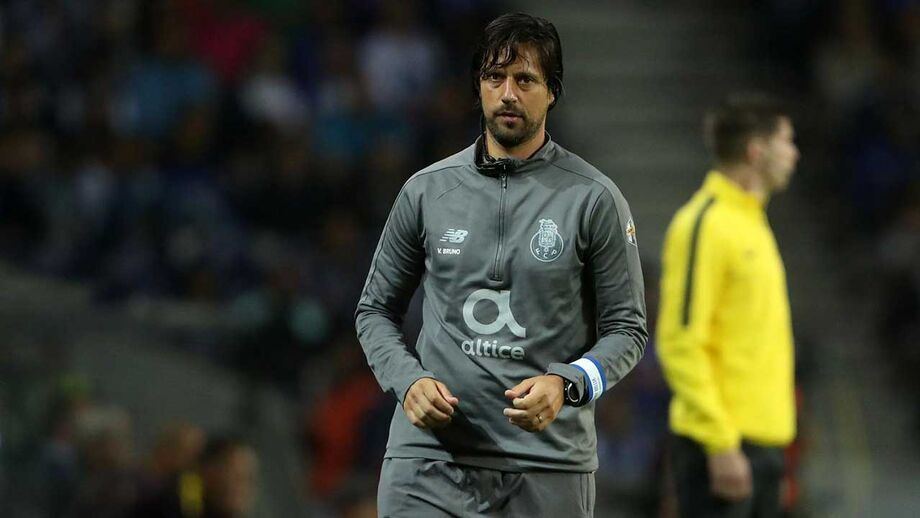Vítor Bruno interventivo no banco