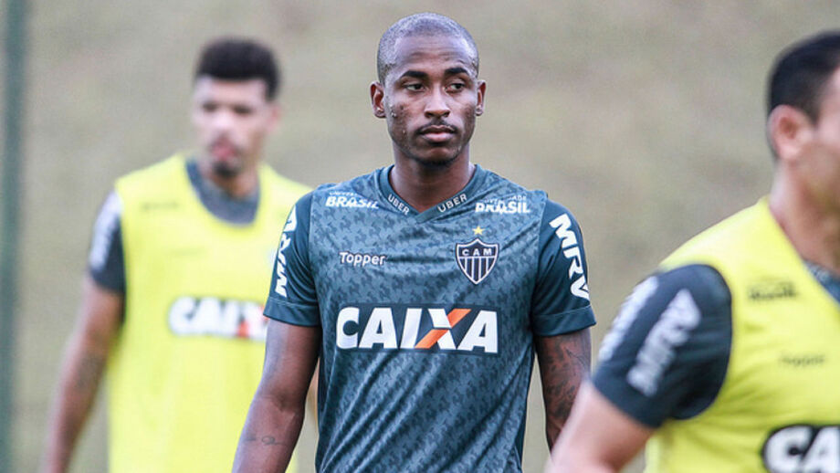 Denilson é alvo para ataque em défice