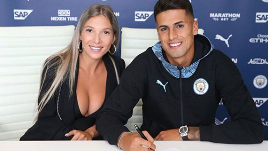 Cancelo recebeu apoio e mensagem especial na chegada ao Manchester City