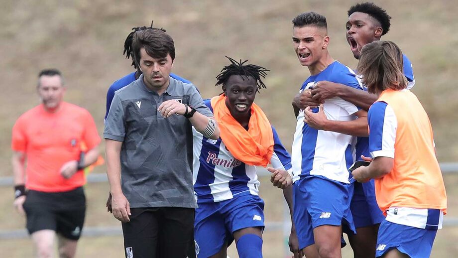 FC Porto arranca campeonato com vitória que chegou nos descontos