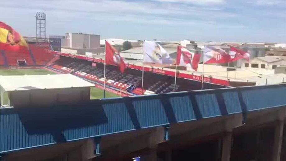 Bandeira do Benfica hasteada no Estádio do Extremadura em homenagem a Reyes