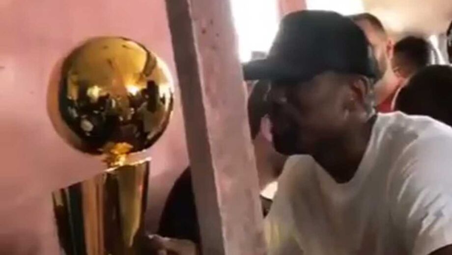 Serge Ibaka foi à tasca com o troféu