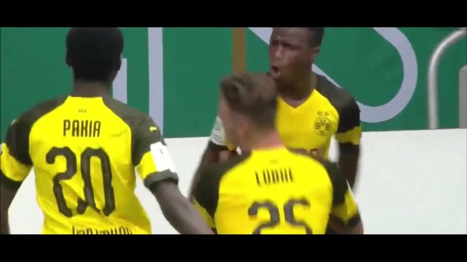 Youssoufa Moukoko: uma máquina goleadora de 14 anos que celebra... à Ronaldo