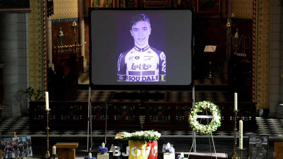 Colegas e amantes do ciclismo prestam última homenagem a Bjorg Lambrecht
