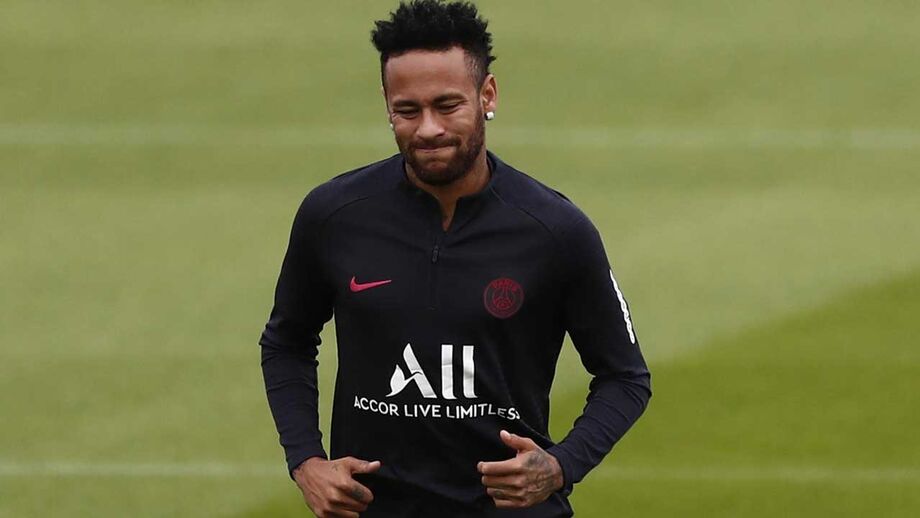Mercado a ferver: Bas Dost a caminho da Alemanha, Benfica segura jovem médio e Neymar prossegue novela