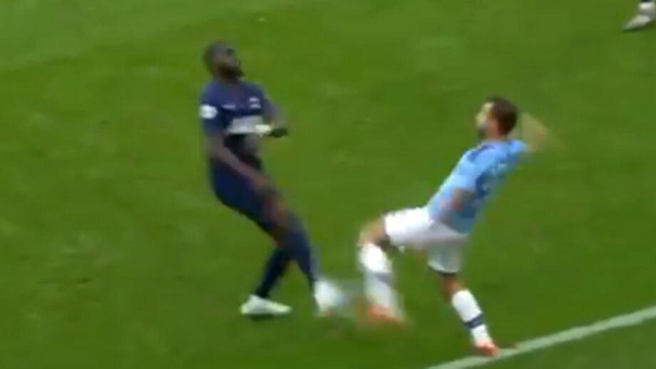 Mesmo rodeado por três adversários... Bernardo Silva faz magia