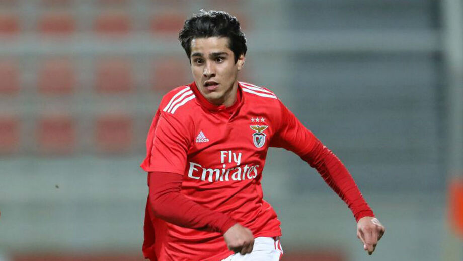 Benfica ganha em Tondela e segue no grupo da frente
